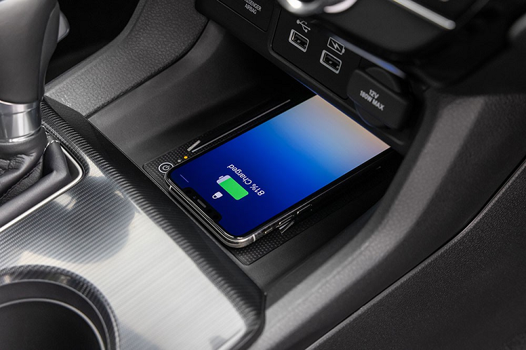 Tiếp đến là đường chân kính hất lên trên ở cột C, nóc dốc về phía sau, cánh gió đuôi tích hợp vào nắp cốp và cụm đèn hậu gợi liên tưởng đến xe sang Audi với tạo hình chữ "L" bên trong.