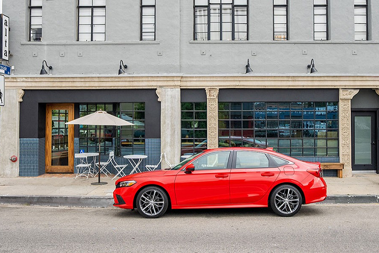 Tại thị trường Thái Lan, Honda Civic 2022 mới dự kiến chỉ có 1 loại động cơ duy nhất là máy xăng 4 xi-lanh, tăng áp, dung tích 1.5L, tạo ra công suất tối đa 180 mã lực tại tua máy 6.000 vòng/phút và mô-men xoắn cực đại 240 Nm tại dải tua máy 1.700 - 4.500 vòng/phút. Động cơ này mạnh hơn 6 mã lực và 20 Nm so với trước nhưng vẫn đồng hành với hộp số biến thiên vô cấp CVT cũng như hệ dẫn động cầu trước.