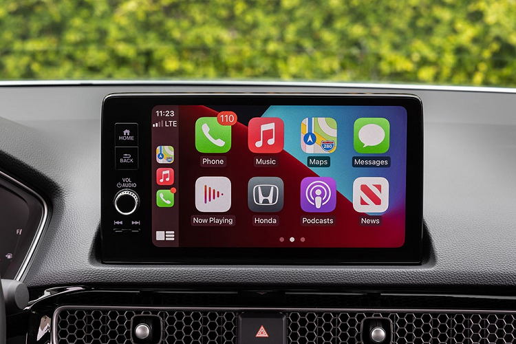 So với thế hệ thứ 10, Honda Civic 2022 dài hơn 25 mm, rộng hơn 1 mm, thấp hơn 2 mm và chiều dài cơ sở tăng 37 mm. Không chỉ lớn hơn trước, Honda Civic 2022 còn được áp dụng phong cách thiết kế trưởng thành và thanh lịch giống Accord.