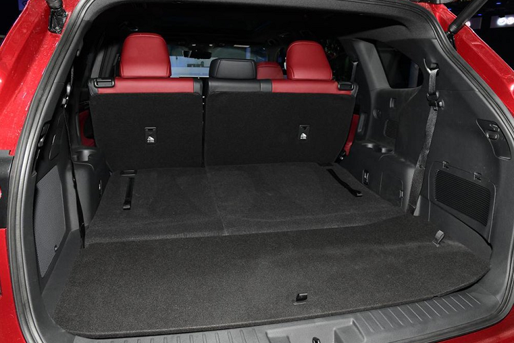 Về kích thước, Bộ công nghiệp và công nghệ thông tin Trung Quốc (MIIT) cho biết mẫu xe hơi mới Toyota Crown dài hơn và cao hơn một chút so với Toyota Highlander bản Mỹ. Tuy nhiên, chiều rộng và trục cơ sở giữa 2 mẫu xe là giống hệt nhau.