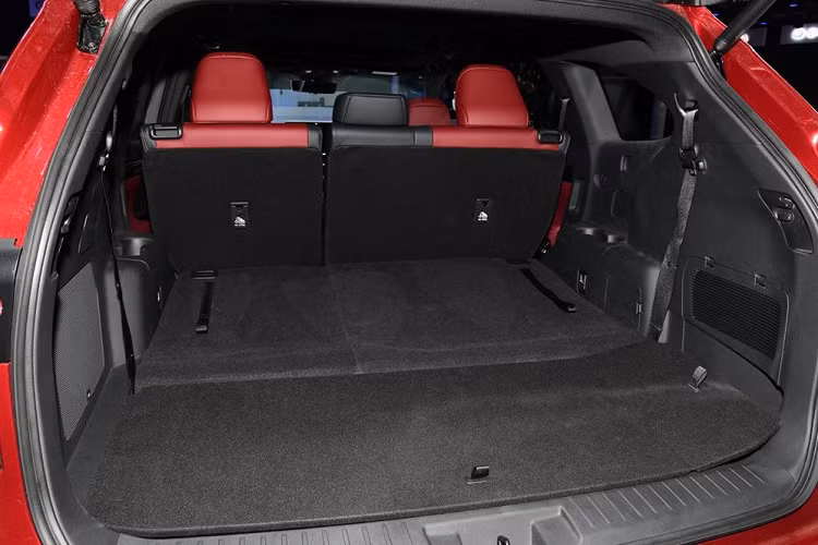 Về kích thước, Bộ công nghiệp và công nghệ thông tin Trung Quốc (MIIT) cho biết mẫu xe hơi mới Toyota Crown dài hơn và cao hơn một chút so với Toyota Highlander bản Mỹ. Tuy nhiên, chiều rộng và trục cơ sở giữa 2 mẫu xe là giống hệt nhau.