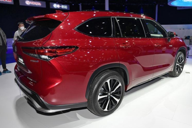 Điều này có nghĩa là phiên bản Toyota Highlander nội địa Trung Quốc có công nghệ điện hóa khác biệt. Tiến vào bên trong cabin, tay lái có thể thấy nội thất của Toyota Crown Kluger SUV mang đậm hơi hướng thiết kế từ Highlander. Cụ thể, bảng táp-lô cùng hệ thống màn hình thông tin giải trí và bảng điều khiển trung tâm được bố trí tương tự nhau. Sự khác biệt duy nhất chính là logo ký tự Crown xuất hiện trên vô lăng xe, thay thế cho logo thương hiệu Toyota.