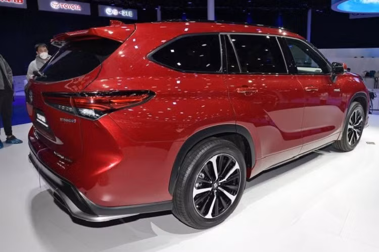 Điều này có nghĩa là phiên bản Toyota Highlander nội địa Trung Quốc có công nghệ điện hóa khác biệt. Tiến vào bên trong cabin, tay lái có thể thấy nội thất của Toyota Crown Kluger SUV mang đậm hơi hướng thiết kế từ Highlander. Cụ thể, bảng táp-lô cùng hệ thống màn hình thông tin giải trí và bảng điều khiển trung tâm được bố trí tương tự nhau. Sự khác biệt duy nhất chính là logo ký tự Crown xuất hiện trên vô lăng xe, thay thế cho logo thương hiệu Toyota.