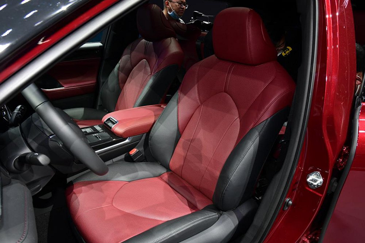 Tài liệu từ MIIT tiết lộ Toyota Crown bản SUV sẽ trang bị động cơ xăng hybrid 2,5 lít sản sinh công suất 189 mã lực. Do đó, xe có sức mạnh thấp hơn đáng kể so với các phiên bản Toyota Highlander tại Bắc Mỹ và châu Âu - vốn có công suất tổng là 243 mã lực.