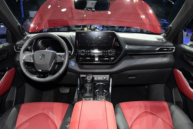 Được biết, trước đây thì Toyota có cách chào hàng tương tự với mẫu xe RAV4 khi đã tung ra phiên bản có vẻ ngoài khác biệt một chút gọi là Wildlander tại thị trường nội địaTrung Quốc. Ngoài ra, Volkswagen cũng làm điều tương tự với mẫu ôtô ID.6 X/ID.6 Crozz (đang được trưng bày tại triển lãm ôtô Thượng Hải 2021) theo thỏa thuận với các đối tác SAIC và FAW tại Trung Quốc.