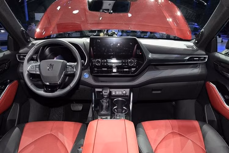 Được biết, trước đây thì Toyota có cách chào hàng tương tự với mẫu xe RAV4 khi đã tung ra phiên bản có vẻ ngoài khác biệt một chút gọi là Wildlander tại thị trường nội địaTrung Quốc. Ngoài ra, Volkswagen cũng làm điều tương tự với mẫu ôtô ID.6 X/ID.6 Crozz (đang được trưng bày tại triển lãm ôtô Thượng Hải 2021) theo thỏa thuận với các đối tác SAIC và FAW tại Trung Quốc.