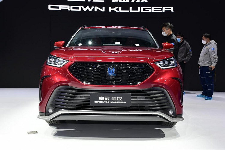 Mang tên xe SUV Toyota Crown Kluger nhưng thực chất là phiên bản cao cấp của Highlander do đây là sản phẩm liên doanh giữa Toyota và FAW. Hiện tại, mẫu SUV 3 hàng ghế sẽ vẫn chỉ có sẵn ở thị trường Trung Quốc. Từ đó, mẫu xe hơi mới sẽ được phân phối song song với model xe Toyota Highlander hiện có trên thị trường.