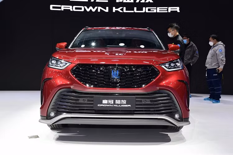 Mang tên xe SUV Toyota Crown Kluger nhưng thực chất là phiên bản cao cấp của Highlander do đây là sản phẩm liên doanh giữa Toyota và FAW. Hiện tại, mẫu SUV 3 hàng ghế sẽ vẫn chỉ có sẵn ở thị trường Trung Quốc. Từ đó, mẫu xe hơi mới sẽ được phân phối song song với model xe Toyota Highlander hiện có trên thị trường.