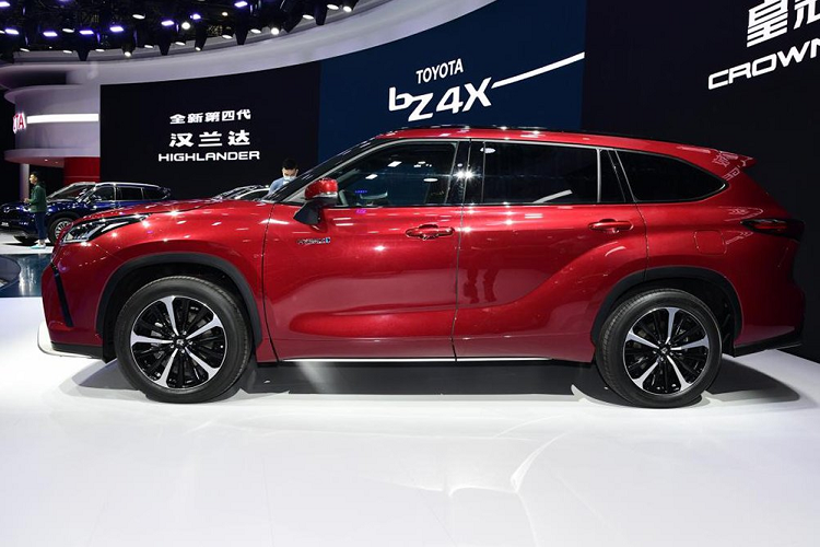 Toyota Crown Kluger SUV nặng chưa đến 2.000 kg và sử dụng la-zăng 18 inch. Theo kế hoạch, người muốn mua xe Toyota Highlander bản cao cấp hơn không phải chờ lâu vì cả Toyota Highlander tiêu chuẩn và Crown sẽ được bán ra tại Trung Quốc vào giữa năm 2021.