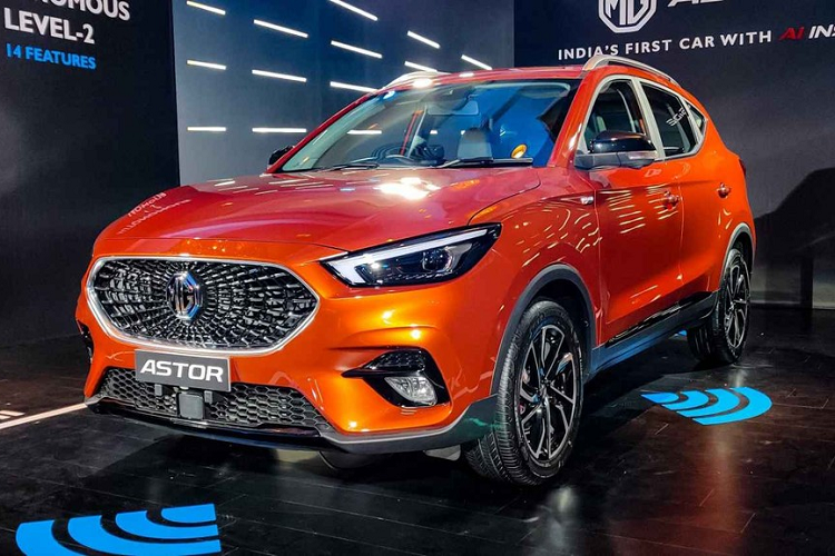 Tiếp đến là động cơ xăng tăng áp, dung tích 1.3L với công suất tối đa 140 mã lực và mô-men xoắn cực đại 220 Nm. Động cơ 1.5L đồng hành với hộp số sàn hoặc hộp số biến thiên vô cấp CVT giả lập 8 cấp số. Trong khi đó, động cơ 1.3L đi với hộp số tự động 6 cấp.