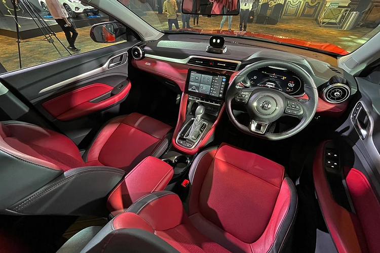 Tiếp đến là bản Super, có thêm vành la-zăng 17 inch màu bạc, camera lùi, đèn hậu LED, baga nóc màu bạc satin, đèn sương mù với tính năng hỗ trợ ôm cua, camera lùi, màn hình thông tin giải trí hỗ trợ Apple CarPlay/Android Auto, vô lăng tích hợp phím chức năng, phanh tay điện tử, tính năng tự động giữ phanh tạm thời và hệ thống cân bằng điện tử.