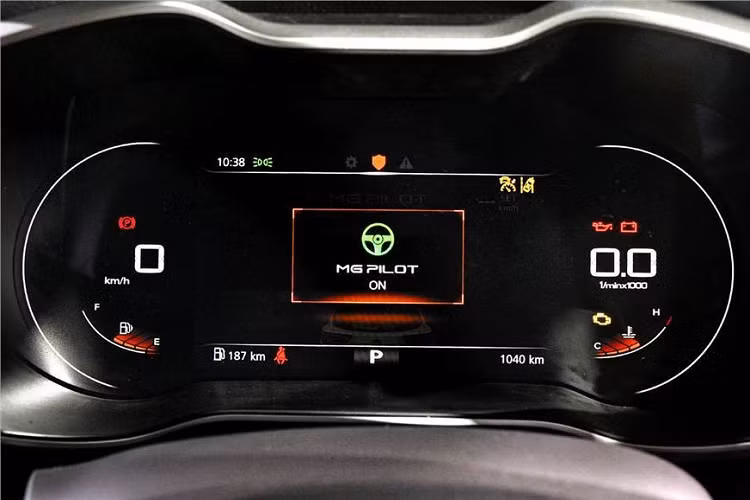 Tuy rẻ hơn nhưng mẫu xe SUV MG Astor 2021 lại được trang bị đầy đủ ngay từ bản tiêu chuẩn. Theo đó, bản Style của mẫu xe này có những trang bị như đèn pha LED, dải đèn LED định vị ban ngày, vô lăng chỉnh điện với 3 chế độ, điều hòa tự động với hệ thống lọc bụi mịn PM2.5, màn hình thông tin giải trí dạng cảm ứng 10,1 inch, mở cửa không cần chìa khóa, hệ thống cân bằng điện tử và hỗ trợ khởi hành ngang dốc...