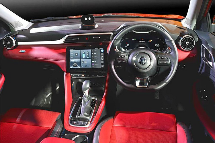 Giá xe MG Astor 2021 dao động từ 978.000 - 1.678.000 Rupee (khoảng 293 - 503 triệu đồng). Như vậy, so với đối thủ Kia Seltos vốn có giá 995.000 - 1.765.000 Rupee (khoảng 310 - 550 triệu đồng), mẫu xe này rẻ hơn đáng kể.