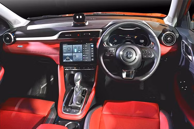 Giá xe MG Astor 2021 dao động từ 978.000 - 1.678.000 Rupee (khoảng 293 - 503 triệu đồng). Như vậy, so với đối thủ Kia Seltos vốn có giá 995.000 - 1.765.000 Rupee (khoảng 310 - 550 triệu đồng), mẫu xe này rẻ hơn đáng kể.