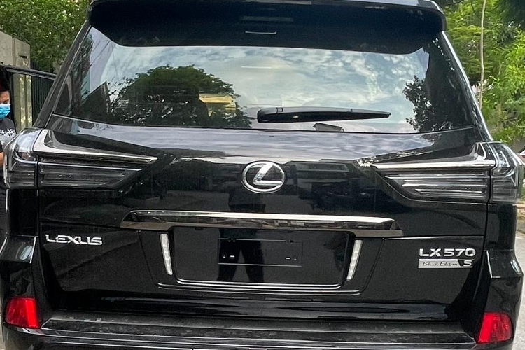 Chiếc xe Lexus LX570 Black Edition 2021 này được nhập khẩu từ Trung Đông, xe có thêm 2 màn hình giải trí phía sau, hàng ghế thứ 3 có thể được gập gọn gàng để tăng không gian cho khoang hành lý của "chuyên cơ mặt đất" Lexus LX570 phiên bản Black Edition 2021.