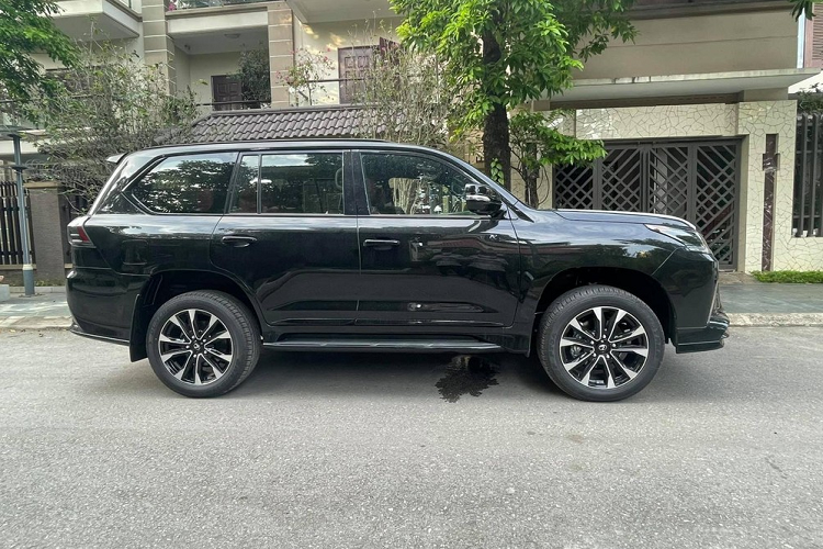 Lexus LX570 Black Edition 2021 có bộ mâm 5 chấu kép thiết kế cá tính và sơn 2 tông màu tương phản. Giá lăn bánh cho SUV hạng sang Lexus LX570 phiên bản Black Edition 2021 ở Thái Nguyên trên 10,5 tỷ đồng