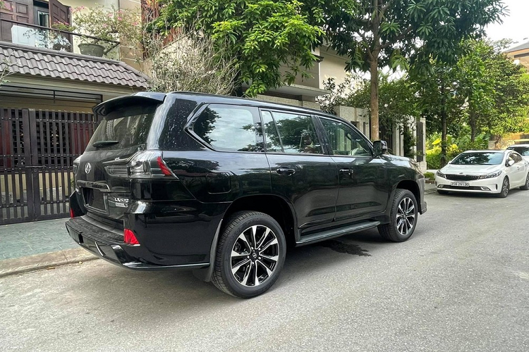 Khá đáng tiếc là mẫu xe Lexus LX570 Black Edition 2021 của doanh nhân Thái Nguyên không có nâng cấp ở hệ truyền động. Xe sử dụng động cơ V8, dung tích 5.7 lít, bơm ra công suất tối đa lên đến 362 mã lực và mô-men xoắn cực đại 530 Nm.