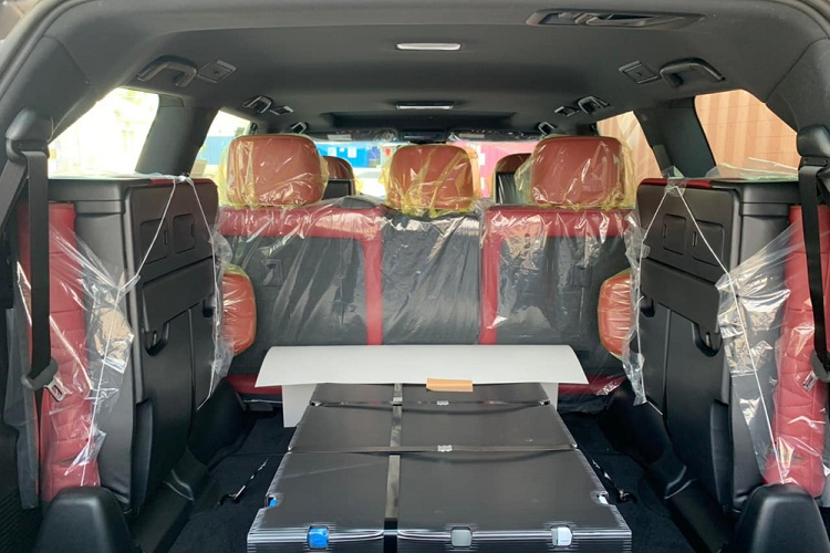 Điểm nhấn dễ nhận ra của Lexus LX570 phiên bản Black Edition 2021 mới về nước đã nhanh chóng được bàn giao cho khách hàng ở Thái Nguyên chính là logo Black Edition S phía đuôi xe cùng với đó là đèn hậu sửa đổi nhẹ thiết kế.