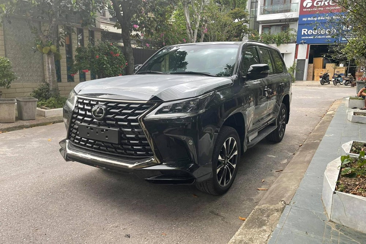 Mới đây, chiếc SUV hạng sang Lexus LX570 phiên bản Black Edition 2021 đầu tiên về Việt Nam đã được làm xong các thủ tục thông quan và được xe chuyên dụng chở thẳng về tỉnh Thái Nguyên để bàn giao cho chủ nhân đã chờ xe trong nửa năm qua. Lexus LX570 phiên bản Black Edition 2021 đầu tiên về Việt Nam đã được bàn giao cho chủ nhân. Doanh nhân Thái Nguyên đã chờ đợi nửa năm mới nhận bàn giao xe Lexus LX570 phiên bản Black Edition 2021 đầu tiên về dải đất hình chữ S