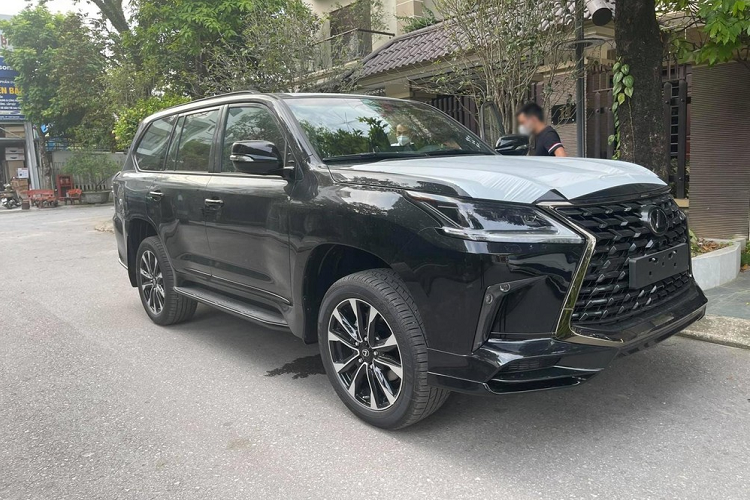Đồng hành cùng với động cơ trên Lexus LX570 phiên bản Black Edition 2021 là hộp số tự động 8 cấp và hệ dẫn động 4 bánh toàn thời gian, nhờ đó mà giúp mẫu xe được mệnh danh là "chuyên cơ mặt đất" dễ dàng tăng tốc từ vị trí xuất phát lên 100 km/h trong thời gian 7,7 giây.