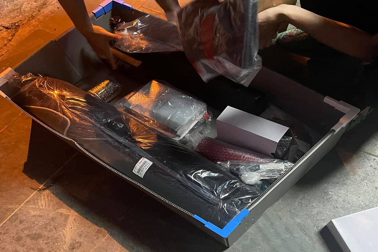 Mở cửa bước vào bên trong khoang lái của "chuyên cơ mặt đất" Lexus LX570 Black Edition 2021 mới về làm dâu ở tỉnh Thái Nguyên, xe có nội thất bọc da màu đỏ đậm đẹp mắt cùng với đó là nhiều chi tiết ốp gỗ và cả các sọc màu đen ở ghế ngồi làm điểm nhấn.