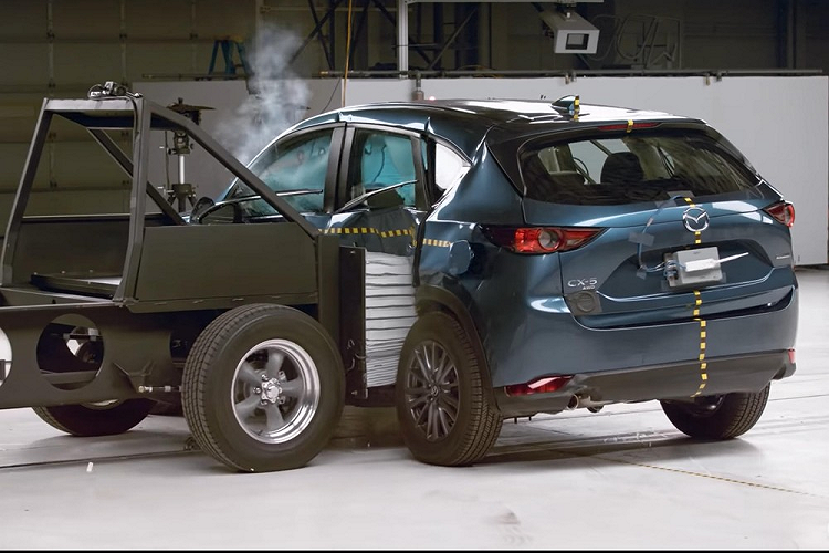 Bài kiểm tra va chạm bên sườn mới sử dụng một rào cản nặng hơn và di chuyển với tốc độ cao hơn. Rào cản mới nặng khoảng 1,9 tấn và tốc độ va chạm là 60 km/h, tăng từ 1,5 tấn ở tốc độ 50 km/h. Bài kiểm tra Mazda CX-5 mới tương đồng hơn với trọng lượng của một chiếc SUV hạng trung bình thường. Do sự phổ biến ngày càng tăng của các loại SUV, bài kiểm tra giờ đây đã phù hợp hơn với các điều kiện thực tế mà người lái xe có thể gặp phải trên đường mỗi ngày.