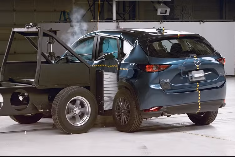 Bài kiểm tra va chạm bên sườn mới sử dụng một rào cản nặng hơn và di chuyển với tốc độ cao hơn. Rào cản mới nặng khoảng 1,9 tấn và tốc độ va chạm là 60 km/h, tăng từ 1,5 tấn ở tốc độ 50 km/h. Bài kiểm tra Mazda CX-5 mới tương đồng hơn với trọng lượng của một chiếc SUV hạng trung bình thường. Do sự phổ biến ngày càng tăng của các loại SUV, bài kiểm tra giờ đây đã phù hợp hơn với các điều kiện thực tế mà người lái xe có thể gặp phải trên đường mỗi ngày.