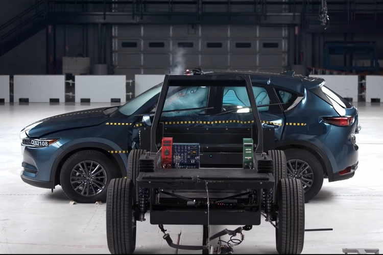 “An toàn là ưu tiên hàng đầu tại Mazda, và chúng tôi từ lâu đã nghiên cứu cách bảo vệ người ngồi trong xe khỏi các tác động từ phía bên sườn,” Masaki Ueno, Phó chủ tịch R&amp;D, thiết kế và đảm bảo chất lượng của MNAO cho biết. “Chúng tôi đã nghiên cứu các vụ va chạm trong thế giới thực và sử dụng mô phỏng máy tính để xem xét cấu trúc thân xe và đường dẫn tải, mang đến kết quả thiết kế chắc chắn trên CX-5 kể từ năm 2017”.
