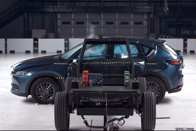 “An toàn là ưu tiên hàng đầu tại Mazda, và chúng tôi từ lâu đã nghiên cứu cách bảo vệ người ngồi trong xe khỏi các tác động từ phía bên sườn,” Masaki Ueno, Phó chủ tịch R&amp;D, thiết kế và đảm bảo chất lượng của MNAO cho biết. “Chúng tôi đã nghiên cứu các vụ va chạm trong thế giới thực và sử dụng mô phỏng máy tính để xem xét cấu trúc thân xe và đường dẫn tải, mang đến kết quả thiết kế chắc chắn trên CX-5 kể từ năm 2017”.