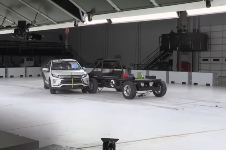 Đối với 19 mẫu xe SUV khác trong cùng bài kiểm tra của IIHS, điểm “Acceptable” (chấp nhận được) đã được trao cho Audi Q3, Buick Encore, Chevrolet Trax, Honda CR-V, Nissan Rogue, Subaru Forester, Toyota RAV4, Toyota Venza và Volvo XC40. Xếp hạng “Marginal” (bên lề) được trao cho Chevrolet Equinox, Ford Escape, GMC Terrain, Hyundai Tucson, Jeep Compass, Jeep Renegade, Kia Sportage và Lincoln Corsair. Đáng ngạc nhiên nhất là Honda HR-V và Mitsubishi Eclipse Cross chỉ nhận được đánh giá “Poor” (kém).