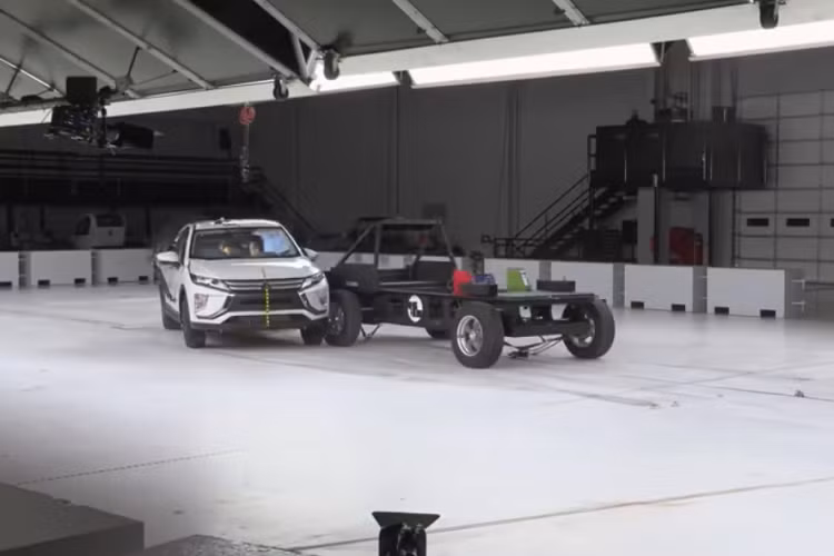 Đối với 19 mẫu xe SUV khác trong cùng bài kiểm tra của IIHS, điểm “Acceptable” (chấp nhận được) đã được trao cho Audi Q3, Buick Encore, Chevrolet Trax, Honda CR-V, Nissan Rogue, Subaru Forester, Toyota RAV4, Toyota Venza và Volvo XC40. Xếp hạng “Marginal” (bên lề) được trao cho Chevrolet Equinox, Ford Escape, GMC Terrain, Hyundai Tucson, Jeep Compass, Jeep Renegade, Kia Sportage và Lincoln Corsair. Đáng ngạc nhiên nhất là Honda HR-V và Mitsubishi Eclipse Cross chỉ nhận được đánh giá “Poor” (kém).