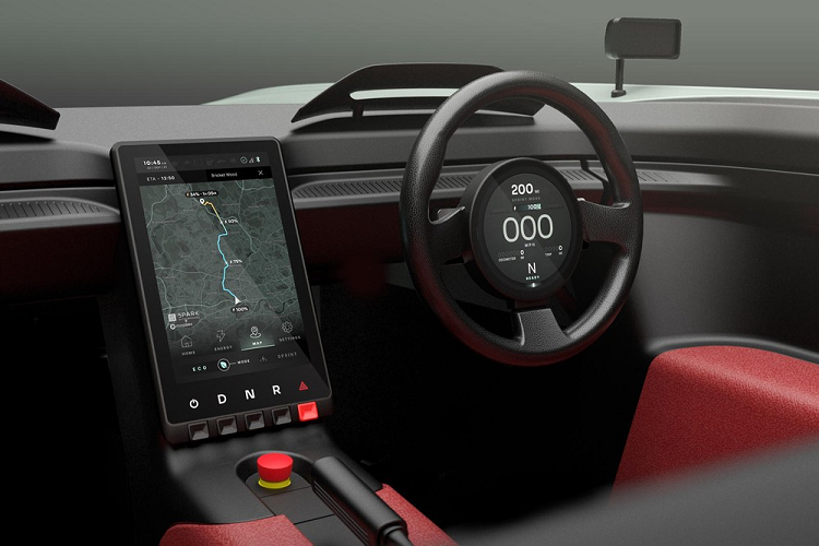 Bên trong, chiếc xe thể thao Aura 2 chỗ không mui có trang bị da nhân tạo bền vững, màn hình tròn 5 inch, tự cân bằng trên vô lăng để hiển thị các thông tin như phạm vi di chuyển và thời tiết, và màn hình cảm ứng trung tâm 10 inch. Sử dụng hệ điều hành Android Automotive và được phát triển bởi Spark EV, phần mềm hệ thống thông tin giải trí có thể hiển thị thời gian sạc và phạm vi lái xe ước tính rất chuẩn xác (chênh lệch 0,5%) dựa trên các yếu tố như phong cách lái xe và điều kiện thời tiết.