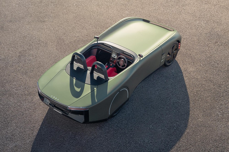 Nhờ vậy, mẫu concept Aura có phạm vi di chuyển 400 dặm (643 km) trên một lần sạc. Năng lượng được cung cấp bởi hai bộ pin 44 kWh, với một bộ được gắn ở phía trước và bộ còn lại bên dưới khung gầm để tối ưu hóa việc phân bổ trọng lượng. Cách bố trí khác thường này cũng giúp người ta dễ dàng tiếp cận các bộ pin để bảo dưỡng hơn.