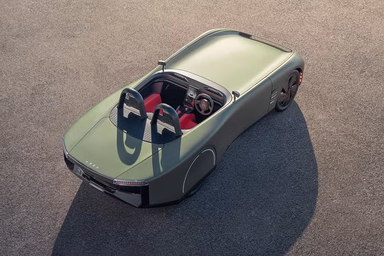 Nhờ vậy, mẫu concept Aura có phạm vi di chuyển 400 dặm (643 km) trên một lần sạc. Năng lượng được cung cấp bởi hai bộ pin 44 kWh, với một bộ được gắn ở phía trước và bộ còn lại bên dưới khung gầm để tối ưu hóa việc phân bổ trọng lượng. Cách bố trí khác thường này cũng giúp người ta dễ dàng tiếp cận các bộ pin để bảo dưỡng hơn.