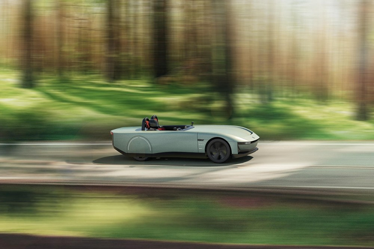 Được phát triển trong giai đoạn phong tỏa vì COVID-19, Aura là kết quả của sự hợp tác giữa bốn công ty của Anh Quốc: Astheimer, Potenza Technology, BAMD Composites và Conjure. Dự án được tài trợ bởi Văn phòng về Phương tiện Không phát thải thông qua Mạng lưới Phương tiện Niche. Để tiết kiệm trọng lượng và giảm tác động môi trường của Aura, các tấm thân vỏ đều được làm bằng sợi tổng hợp tự nhiên. Nắp che bánh sau, màn gió, và bộ khuếch tán gió lớn phía sau cũng tối đa hóa hiệu năng và phạm vi hoạt động của chiếc xe thể thao chạy điện, đồng thời chiếc xe còn chạy bằng bộ lốp lực cản thấp.