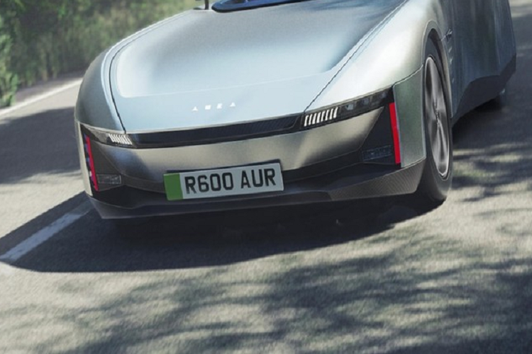 Nội thất xe có vô lăng tích hợp màn hình, và màn cảm ứng trung tâm nằm dọc. Mẫu concept Aura đã ra mắt công chúng lần đầu tại sự kiện Low Carbon Vehicle Event ở Anh Quốc, nhưng các nhà sản xuất không đề cập rõ là nó sẽ được đưa vào sản xuất thật hay không.