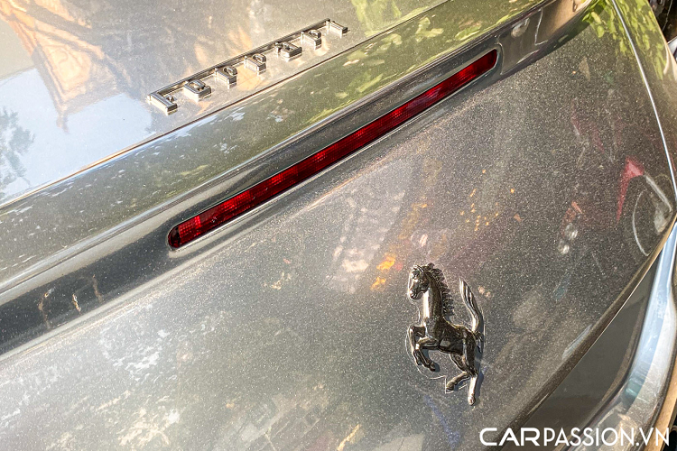 Điểm nổi bật nhất trên chiếc 599 GTB Fiorano này chính là ngoại thất của xe sở hữu lớp áo màu bạc chrome khác biệt hoàn toàn so với hầu hết những chiếc Ferrari khác tại thị trường Việt Nam. Ngoài ra, chiếc xe sở hữu hàng loạt chi tiết carbon như gương chiếu hậu, bộ khuếch tán sau cũng như các chi tiết ốp trong khoang nội thất của xe khác với chiếc 599 GTB Fiorano đầu tiên được trang bị bộ mâm 5 chấu hình ngôi sao, chiếc 599 GTB này được trang bị bộ mâm đa chấu thể thao hơn.