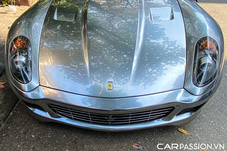 Thân xe có một số đặc điểm nổi bật như khe thoát gió đặt sau hốc bánh trước, phía sau cabin là một hốc gió được làm cách điệu. Khiên Scuderia đặt ở hốc bánh trước và logo Pininfarina bằng kim loại đặt dưới hốc gió nhỏ trên thân xe. Về mặt thiết kế, cản trước của Ferrari 599 GTB gây ấn tượng với 3 hốc gió lớn, lưới tản nhiệt đã được sơn đen, điểm nhấn là logo “ngựa chồm” bằng kim loại đặt ở vị trí trung tâm.