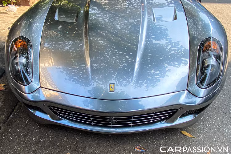 Thân xe có một số đặc điểm nổi bật như khe thoát gió đặt sau hốc bánh trước, phía sau cabin là một hốc gió được làm cách điệu. Khiên Scuderia đặt ở hốc bánh trước và logo Pininfarina bằng kim loại đặt dưới hốc gió nhỏ trên thân xe. Về mặt thiết kế, cản trước của Ferrari 599 GTB gây ấn tượng với 3 hốc gió lớn, lưới tản nhiệt đã được sơn đen, điểm nhấn là logo “ngựa chồm” bằng kim loại đặt ở vị trí trung tâm.