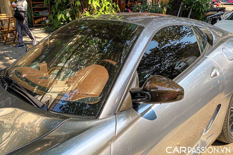 Chiếc Ferrari 599 GTB Fiorano ở Việt Nam thứ hai có phần kín tiếng hơn nhưng lại sở hữu phối màu độc đáo. Kể từ khi về nước, chiếc xe này “định cư” tại Hải Phòng và trong thời gian gần đây, chiếc xe đã tái xuất trên đường phố Hà Nội.