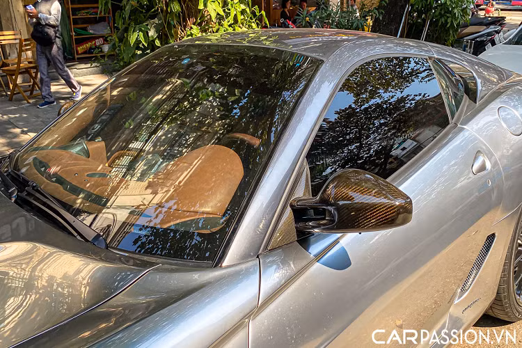 Chiếc Ferrari 599 GTB Fiorano ở Việt Nam thứ hai có phần kín tiếng hơn nhưng lại sở hữu phối màu độc đáo. Kể từ khi về nước, chiếc xe này “định cư” tại Hải Phòng và trong thời gian gần đây, chiếc xe đã tái xuất trên đường phố Hà Nội.