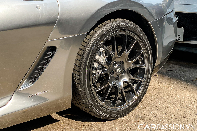 Lý giải cho thiết kế hiện đại vượt thời gian trên Ferrari 599 GTB Fiorano chính là vì mẫu xe là thành quả của sự hợp tác giữa studio Pininfarina và hãng xe Ý. Có lẽ vì vậy mà tính khí động học trên thân xe luôn là yếu tố được đặt lên hàng đầu, phần đầu xe có thiết kế chúi thấp xuống, trong khi đó đuôi xe lại được mở rộng ra, tăng tính ổn định khi 599 GTB vận hành ở tốc độ cao.