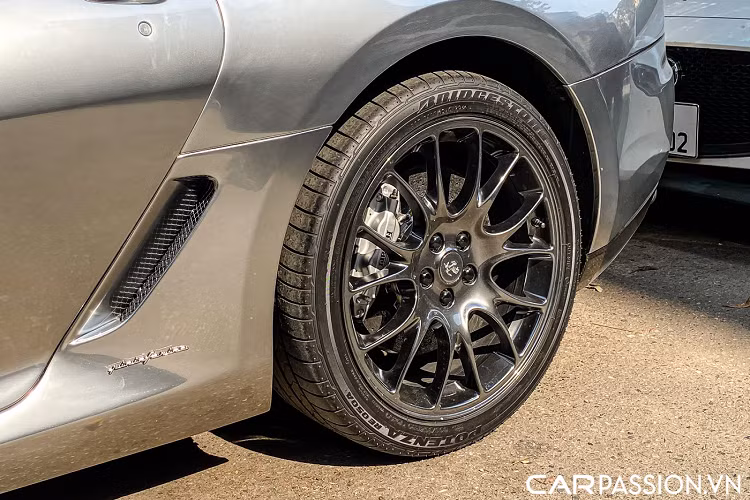 Lý giải cho thiết kế hiện đại vượt thời gian trên Ferrari 599 GTB Fiorano chính là vì mẫu xe là thành quả của sự hợp tác giữa studio Pininfarina và hãng xe Ý. Có lẽ vì vậy mà tính khí động học trên thân xe luôn là yếu tố được đặt lên hàng đầu, phần đầu xe có thiết kế chúi thấp xuống, trong khi đó đuôi xe lại được mở rộng ra, tăng tính ổn định khi 599 GTB vận hành ở tốc độ cao.