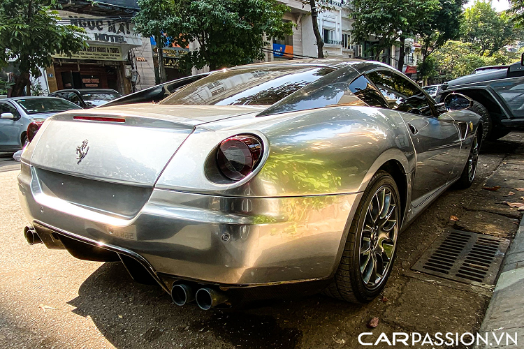 Ferrari 599 GTB là mẫu siêu xe có động cơ đặt trước, vì vậy, nắp ca-pô trên xe được kéo dài hơn thường lệ và bổ sung thêm những khe thoát khí với thiết kế hầm hố. Cụm đèn pha halogen đặt ẩn vào thân xe, toát lên một vẻ đẹp hoài cổ cho “siêu ngựa” đến nay đã hơn 10 năm tuổi. Mẫu xe sở hữu thiết kế đuôi xe bo tròn mang lại vẻ ngoài mềm mại. Phía sau xe là cụm đèn hậu hình tròn kết hợp cùng cụm ống xả với 4 chụp xả chia đều cho hai bên đuôi xe.