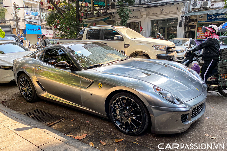 Xe chỉ mất vỏn vẹn 3,7 giây để tăng tốc từ 0-100 km/h, 0-200 km/h trong vòng 11 giây trước khi đạt vận tốc tối đa 330 km/h. Mẫu V12 với động cơ đặt trước này chính là chiếc xe tiền nhiệm của Ferrari F12 Berlinetta và Ferrari 812 Superfast.