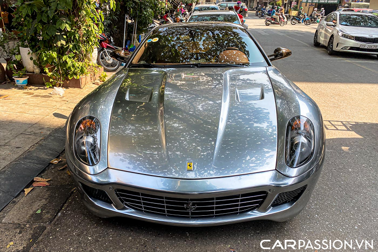 Bộ mâm có kích thước 20 inch này được sơn màu nòng súng Gun Metal, logo Ferrari ở giữa bánh xe được mạ chrome sáng bóng kết hợp với bộ cùm phanh màu bạc. Bộ mâm này kết hợp ăn ý với màu sắc ngoại thất của xe. Về nội thất, chiếc xe được hoàn thiện với chất liệu da cao cấp màu nâu hai tông màu, bề mặt da có lớp màu hoàn thiện độc đáo. Các chi tiết như ốp cửa gió điều hòa đều được trang bị chi tiết bằng carbon bóng.