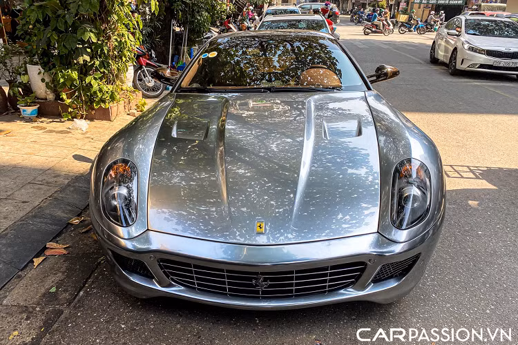 Bộ mâm có kích thước 20 inch này được sơn màu nòng súng Gun Metal, logo Ferrari ở giữa bánh xe được mạ chrome sáng bóng kết hợp với bộ cùm phanh màu bạc. Bộ mâm này kết hợp ăn ý với màu sắc ngoại thất của xe. Về nội thất, chiếc xe được hoàn thiện với chất liệu da cao cấp màu nâu hai tông màu, bề mặt da có lớp màu hoàn thiện độc đáo. Các chi tiết như ốp cửa gió điều hòa đều được trang bị chi tiết bằng carbon bóng.