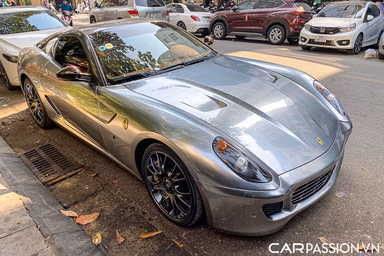 Trong một vài năm trở lại đây, phong trào tìm kiếm và sưu tập những mẫu Ferrari đời cũ đang dần trở thành xu thế tại thị trường Việt Nam. Chính vì lý do này mà Ferrari 360 Spider hay F430 dần trở thành những mẫu xe được nhiều người săn lùng. Bên cạnh đó, những dòng xe có phần “khó tìm” hơn như Ferrari 599 GTB Fiorano hàng hiếm lại trở thành niềm ao ước của bất cứ dân chơi nào.