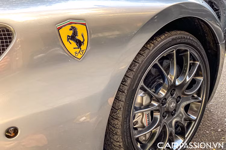 Siêu xe Ferrari 599 GTB sử dụng khối động cơ V12 hút khí tự nhiên, có dung tích 6.0 lít, sản sinh công suất tối đa 612 mã lực và mô men xoắn cực đại đạt mức 608 Nm. Ferrari cung cấp cho khách hàng mua xe sự lựa chọn giữa hộp số tay 6 cấp hoặc hộp số thủy lực 6 cấp sử dụng công nghệ xe đua F1 cho chiếc 599 GTB của mình