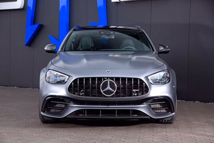 Hãng độ Đức cũng đã tinh chỉnh động cơ và phần mềm hộp số, giúp Mercedes-AMG E63 S Estate mạnh 830 mã lực và có mô-men xoắn cực đại 1.100 Nm. Nhờ đó mà xe có thể tăng tốc từ 0 - 100 km/h chỉ trong 3,2 giây trước khi cán tốc độ tối đa 350 km/h.